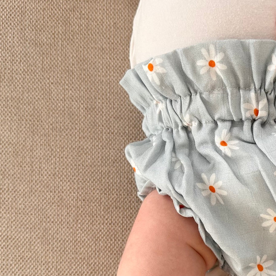 Le Bloomer Joli Nous est un accessoire incontournable, pratique et confortable marguerites bleues short doux