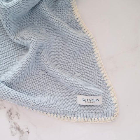 Die cremefarbene Strickdecke