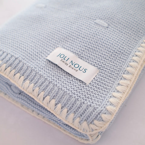 Die cremefarbene Strickdecke