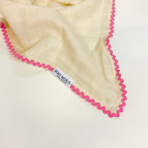 Le Lange XL beige uni (bord dentelé rose fushia)