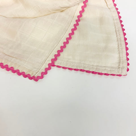 Le Lange XL beige uni (bord dentelé rose fushia)