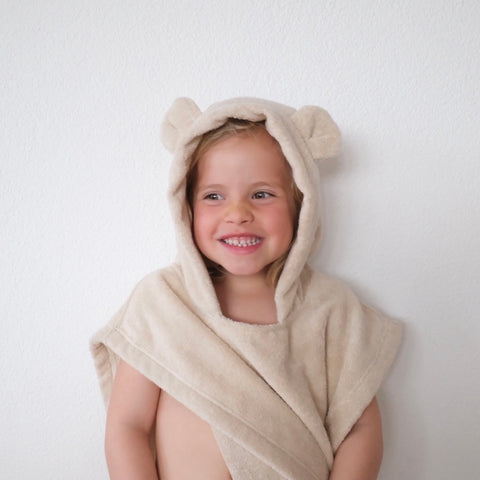 poncho crème en coton certifié GOTS Joli Nous place piscine bain